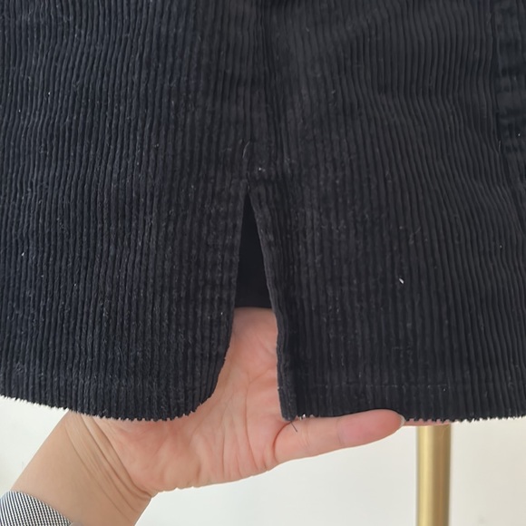 Black slit mini skirt similar to aritzia or princess polly - Picture 3 of 4